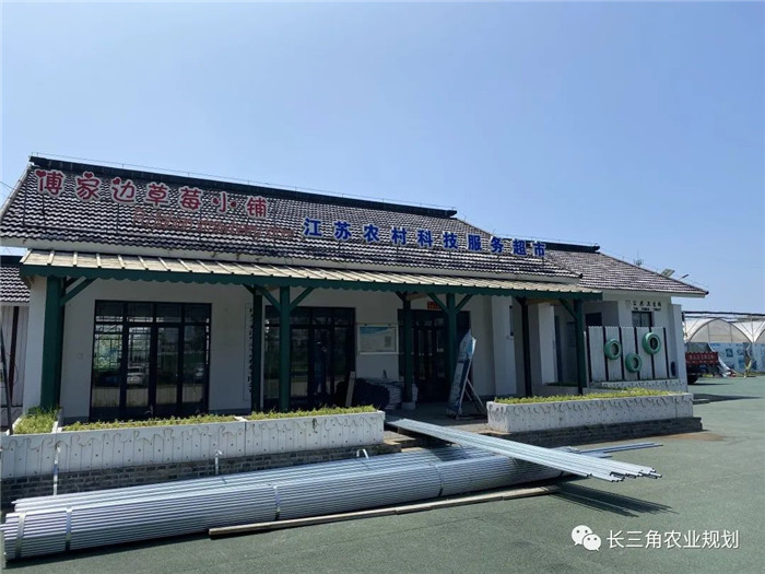 為了幫助園區(qū)的提檔升級，南京市農(nóng)業(yè)農(nóng)村局特委托中農(nóng)富通編制《南京市農(nóng)業(yè)園區(qū)發(fā)展研究報告》，以期從產(chǎn)業(yè)發(fā)展路徑、園區(qū)發(fā)展模式、保障措施等多維度為南京市農(nóng)業(yè)園區(qū)未來三年的發(fā)展做統(tǒng)籌謀劃。 8月19日，中農(nóng)(圖3)