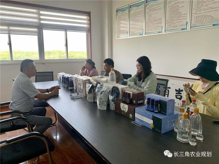 為了幫助園區(qū)的提檔升級，南京市農(nóng)業(yè)農(nóng)村局特委托中農(nóng)富通編制《南京市農(nóng)業(yè)園區(qū)發(fā)展研究報告》，以期從產(chǎn)業(yè)發(fā)展路徑、園區(qū)發(fā)展模式、保障措施等多維度為南京市農(nóng)業(yè)園區(qū)未來三年的發(fā)展做統(tǒng)籌謀劃。 8月19日，中農(nóng)(圖16)